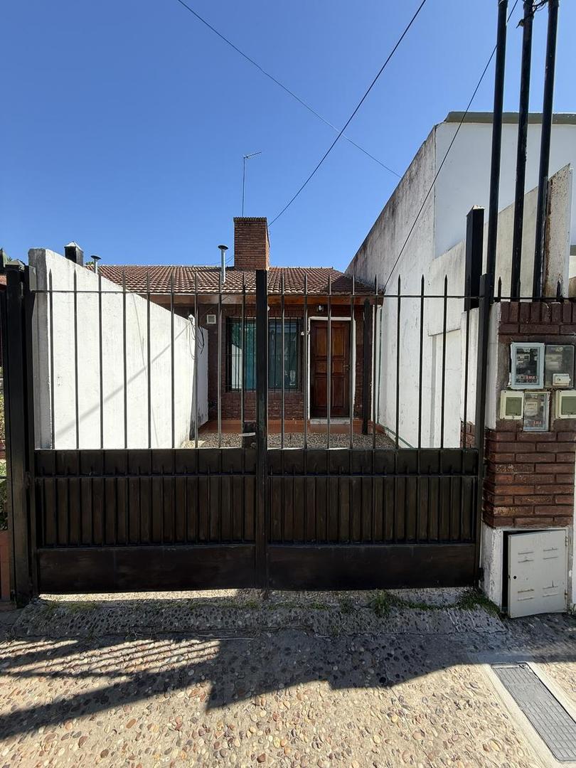 Casa en alquiler 1 dormitorio con galería y jardín – Pilar cerca de Ruta 8