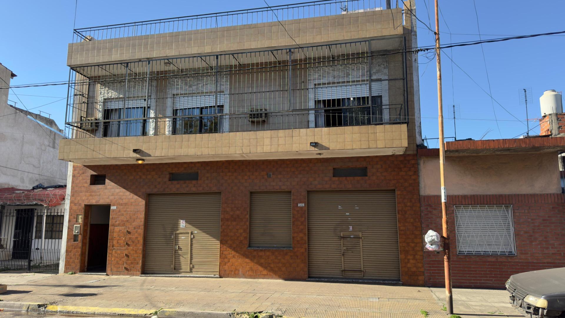 CASA 4 AMBIENTES CON LOCALES COMERCIALES EN VENTA