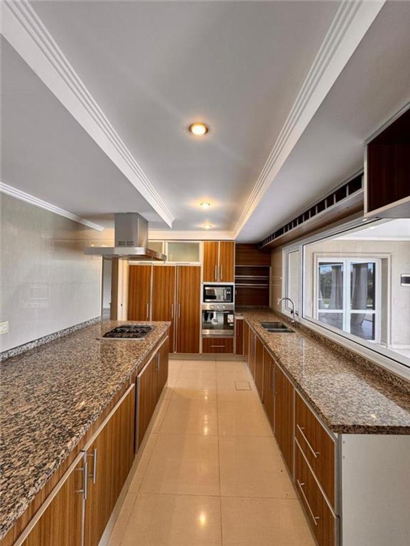 Casa en Venta con 4 cocheras