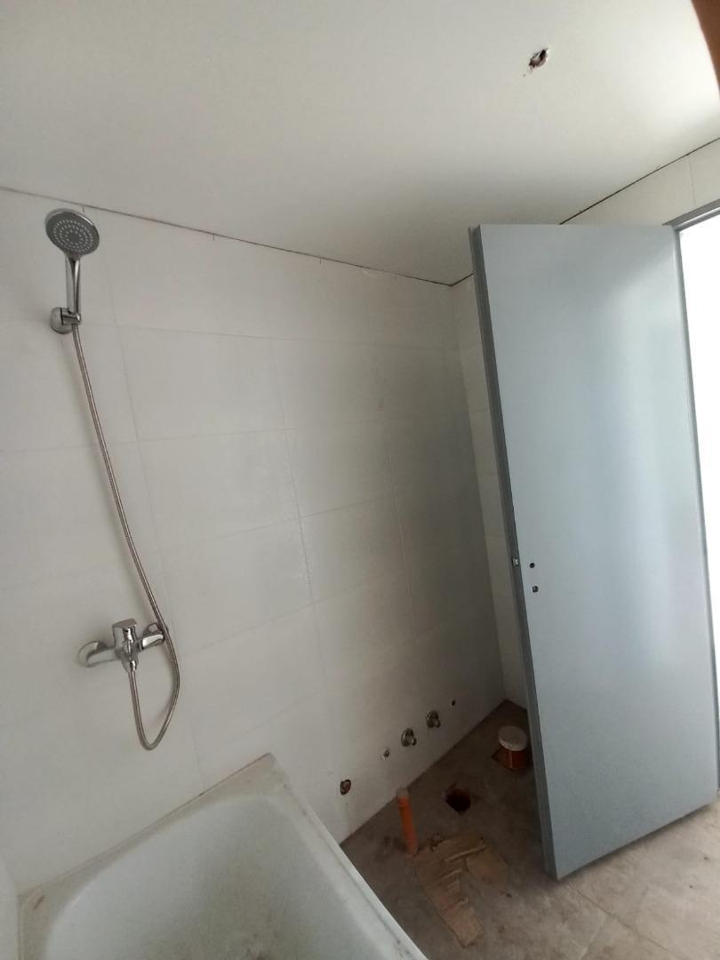 Amplio monoambiente con balcón en Ciudadela