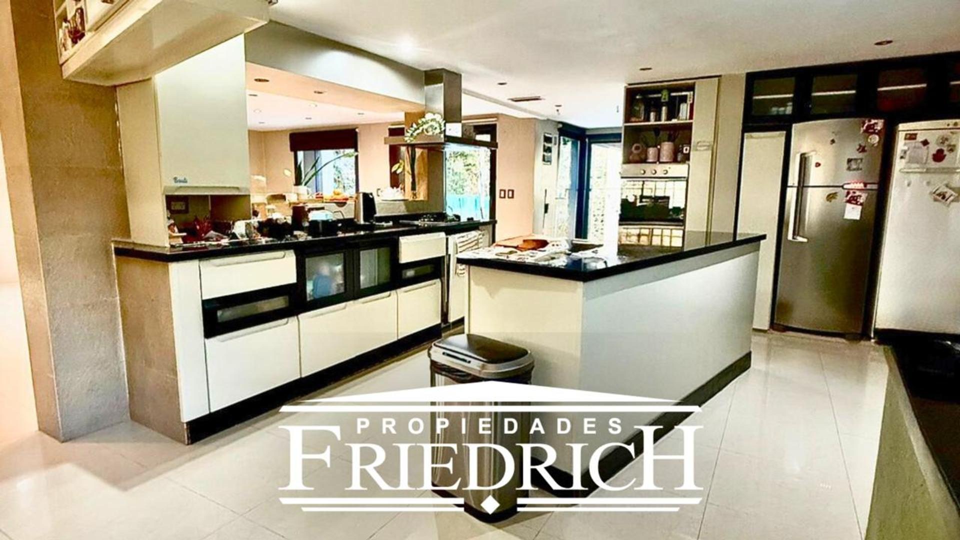 Casa 6 ambientes con 5 baños