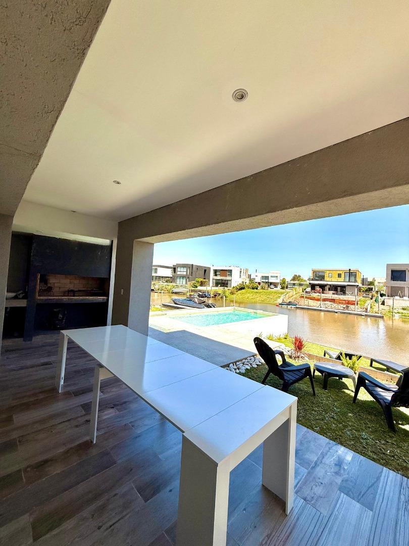 Casa en Alquiler en Barrio Nautico Canal, USD 3.500