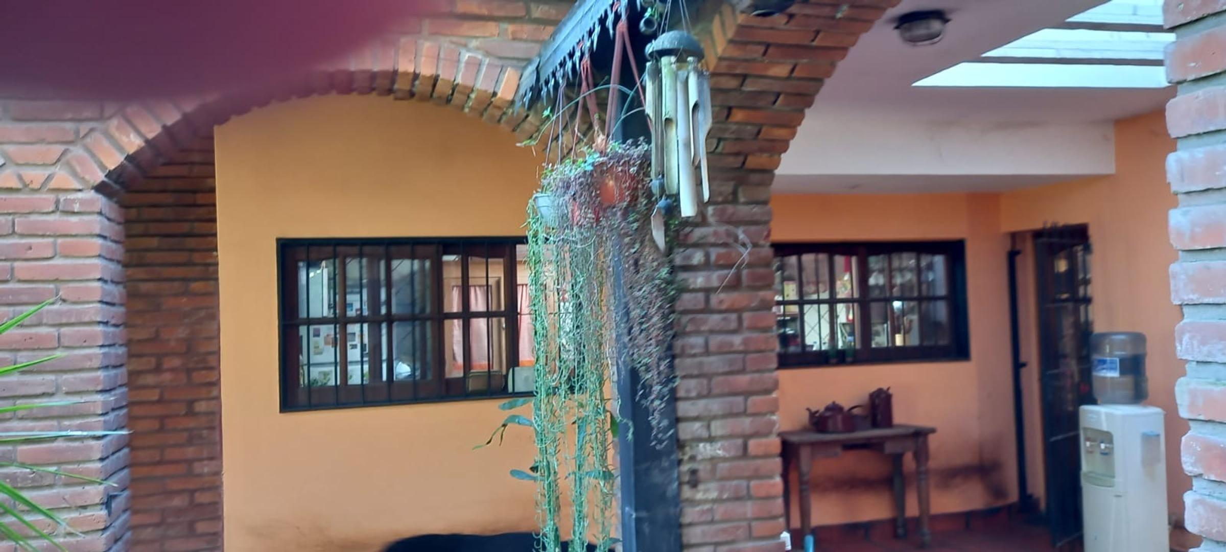 ESPACIOSA CASA ESTILO CAMPO SOBRE CONGRESO