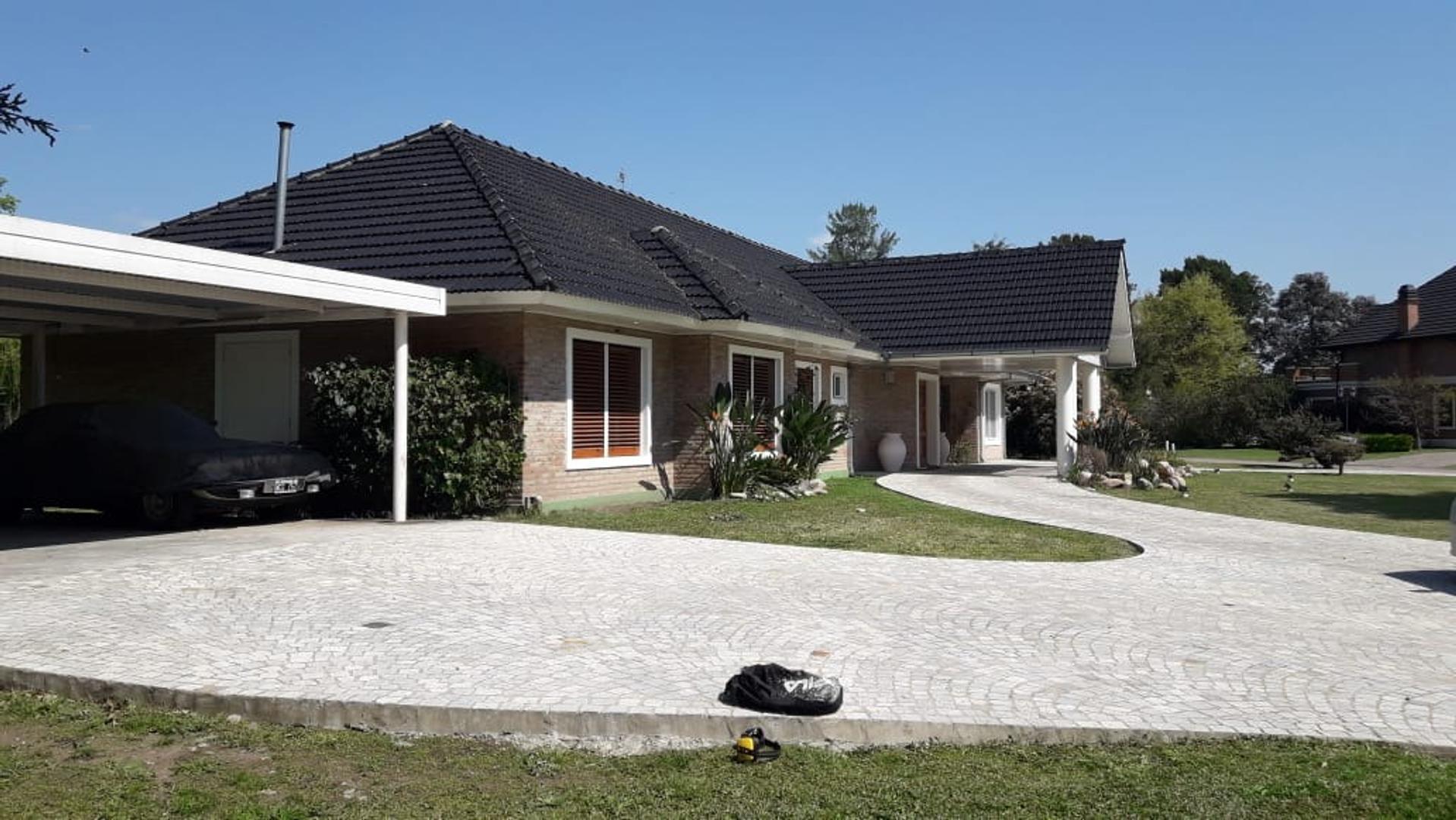 Chalet. con parque quincho y pileta, financiada