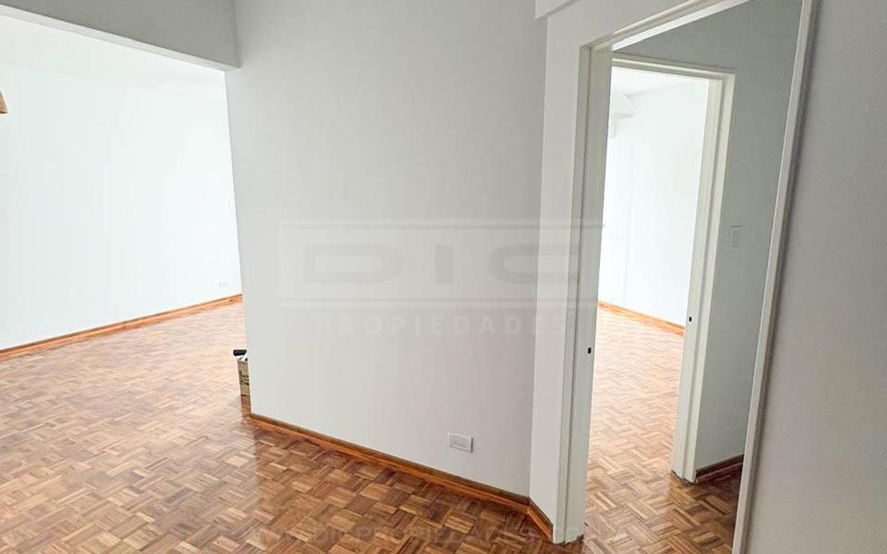 Av. Santa Fe  al 700 entre Perú y Belisario Roldán