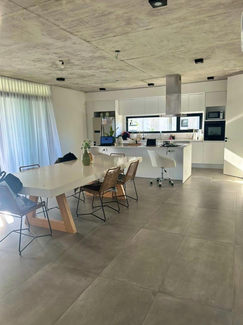 Casa 5 ambientes con 6 baños