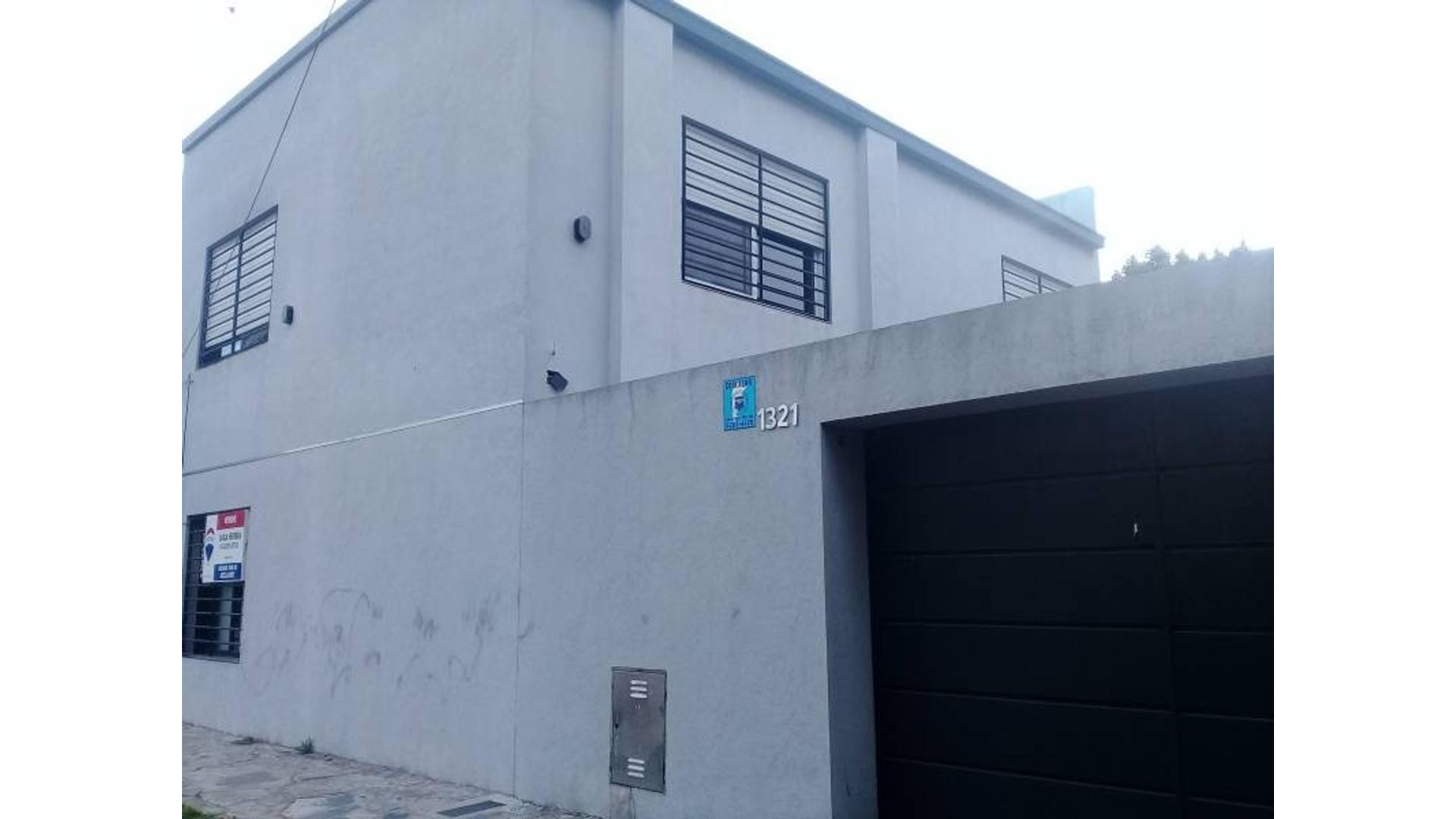 Moderna casa de 4 ambientes con 2 baños, patio y garage. Ber