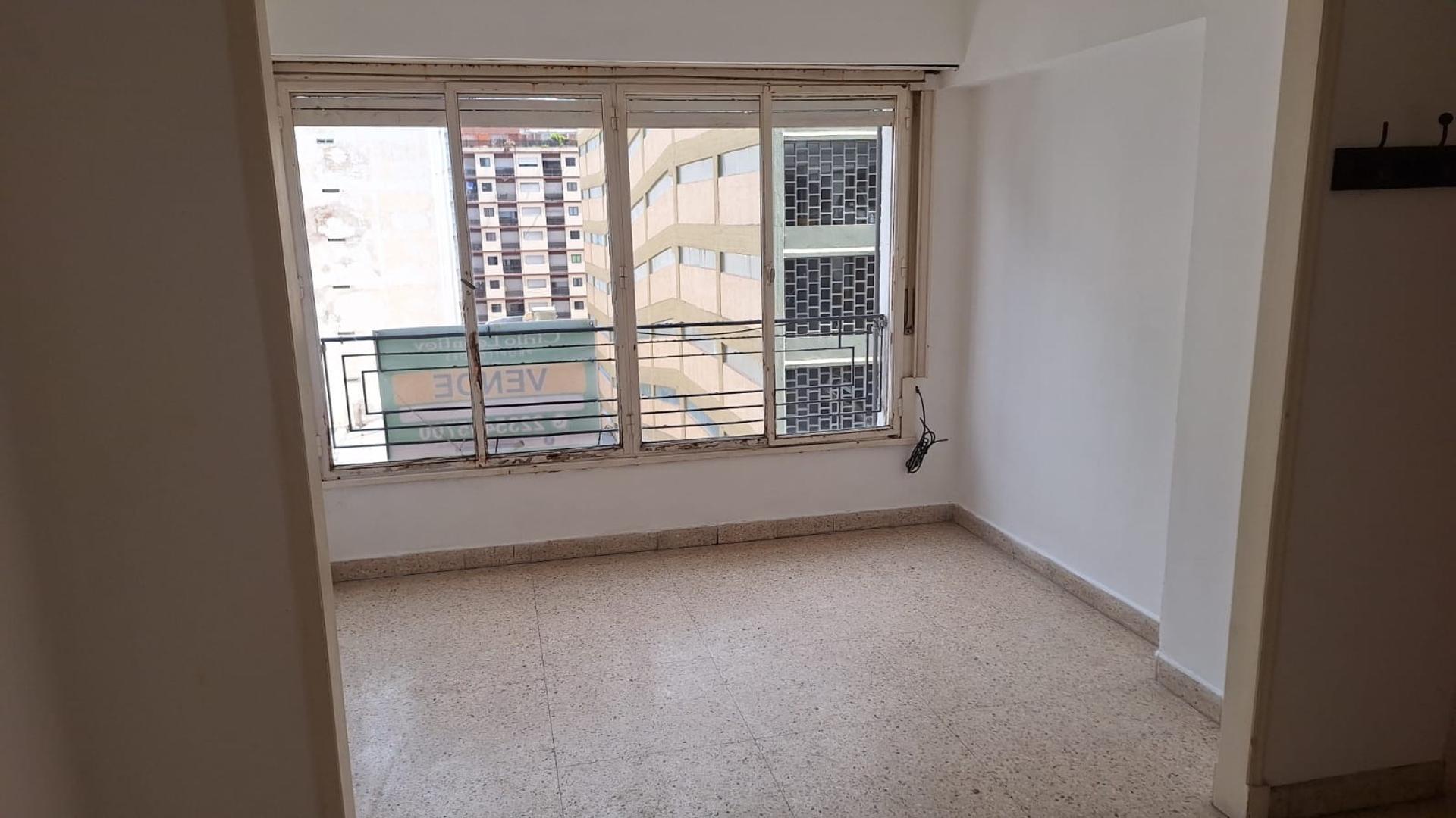 OPORTUNIDAD   AMPLIO AMBIENTE A LA CALLE CON BALCON FRANCES