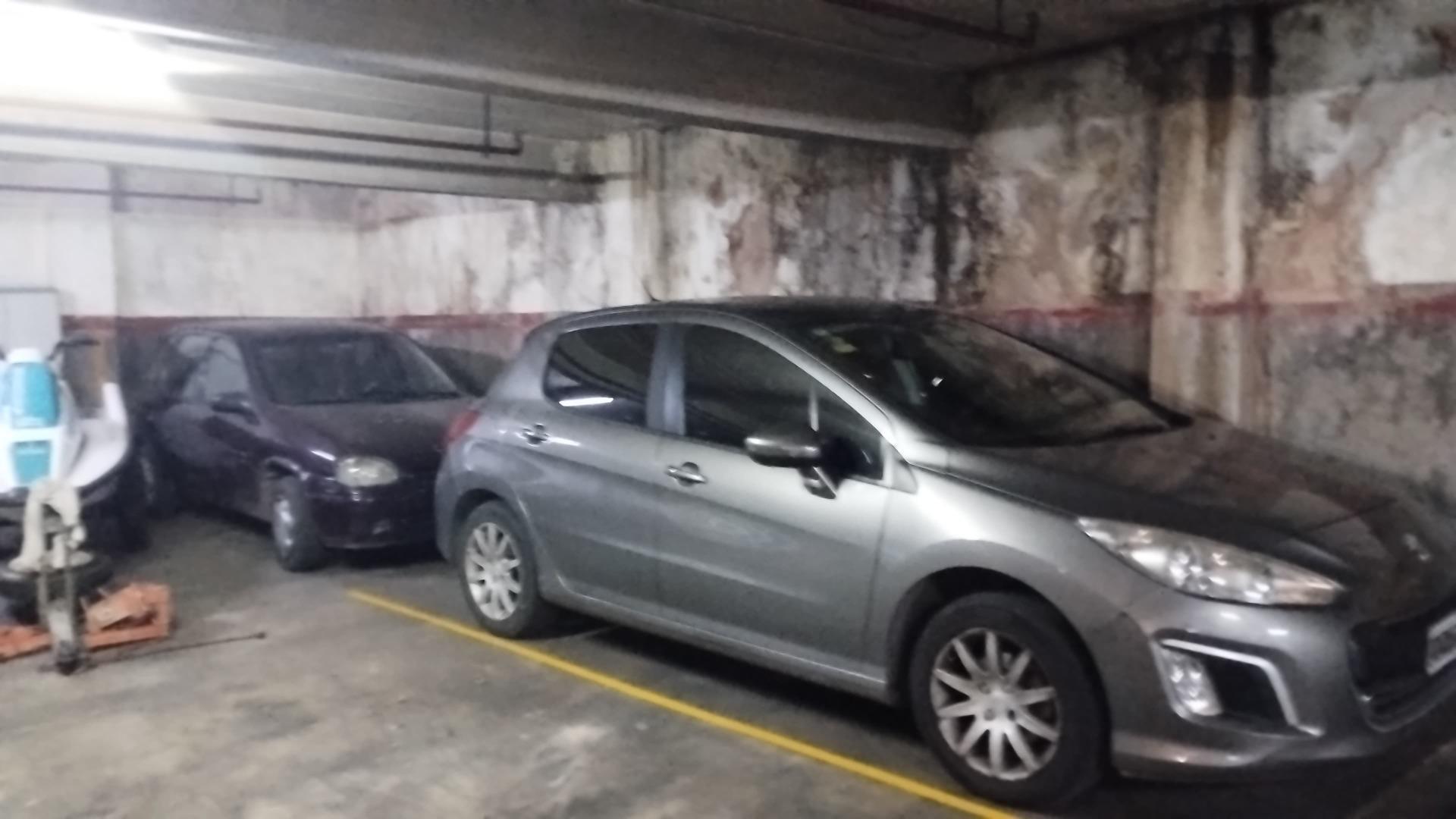 COCHERA DOBLE  , EXCELENTE UBICACIÓN