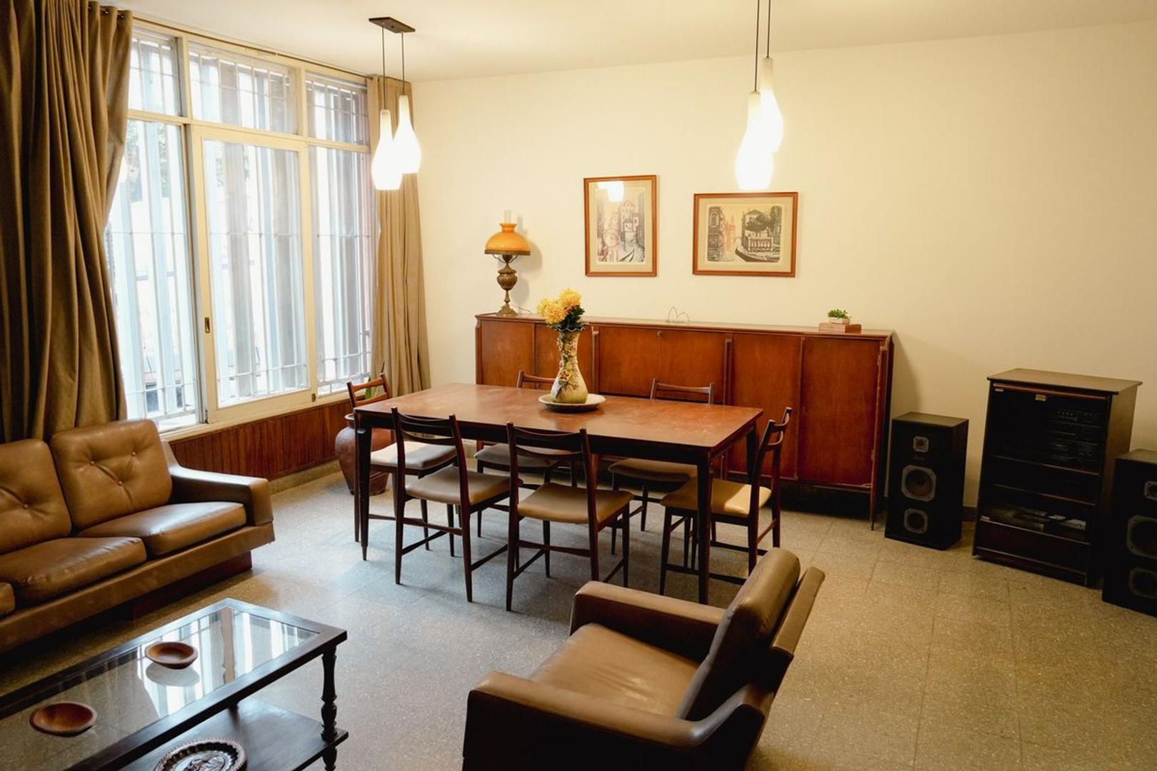 Casa 8 ambientes con 3 baños
