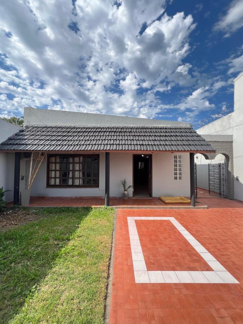 CASA CON AMPLIO TERRENO Y PILETA EN BARRIO MAYORAZ