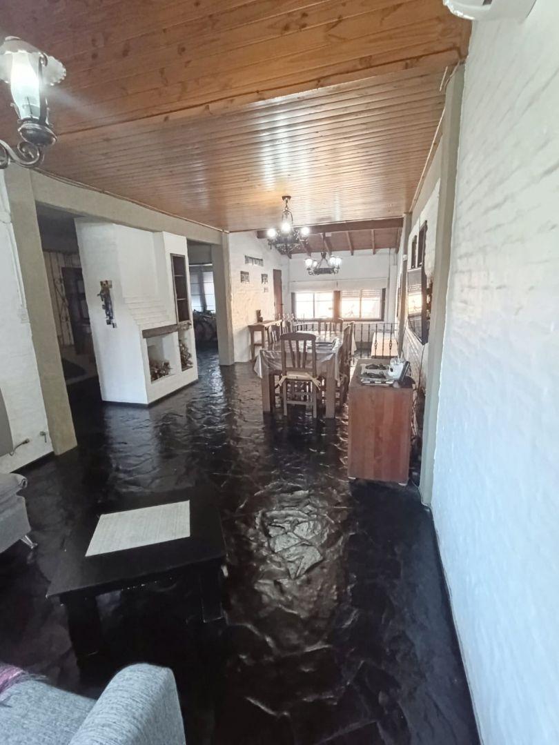 Casa en Venta con 3 cocheras