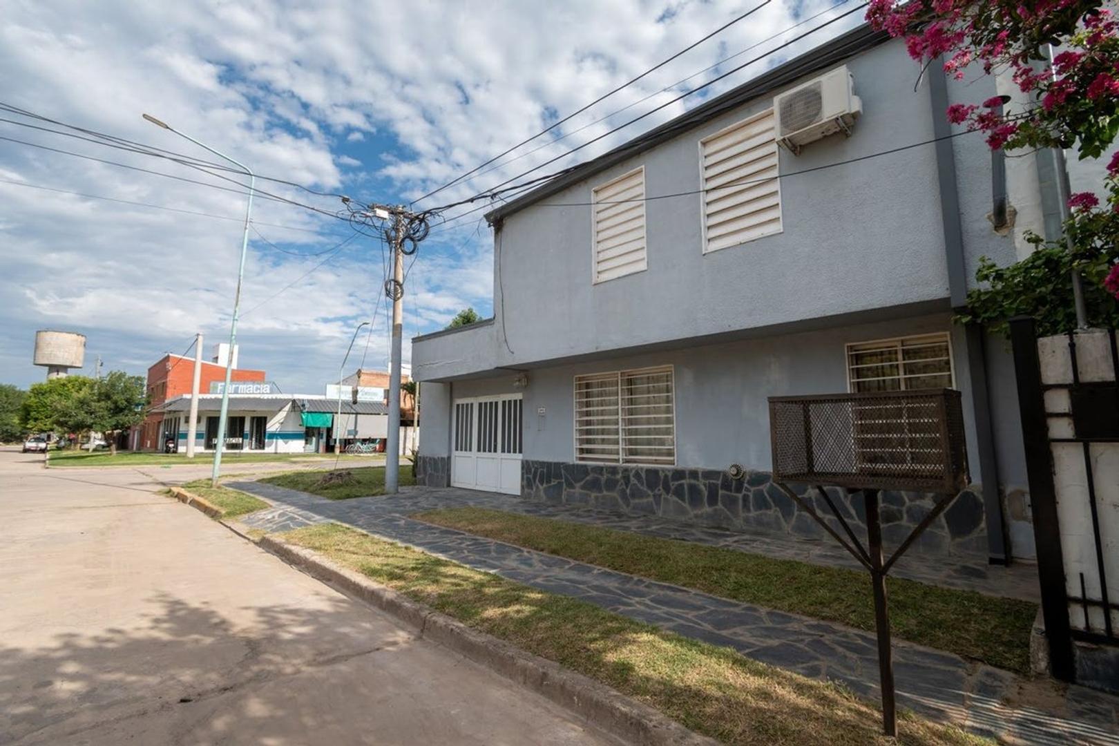 CASA DE 3 DORMITORIOS, PATIO Y COCHERA - B° LOYOLA