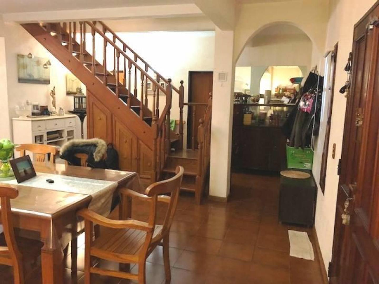 Casa 6 ambientes con 4 baños