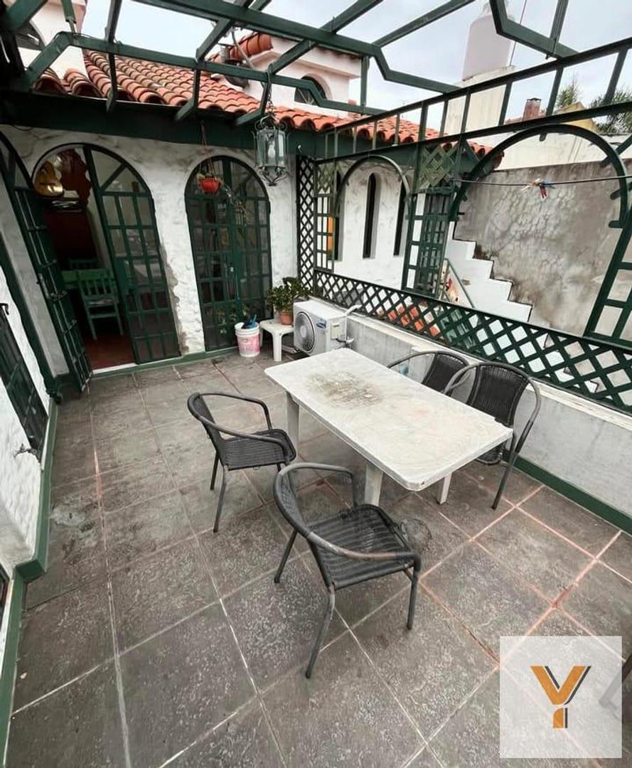 Casa 6 ambientes con 2 baños