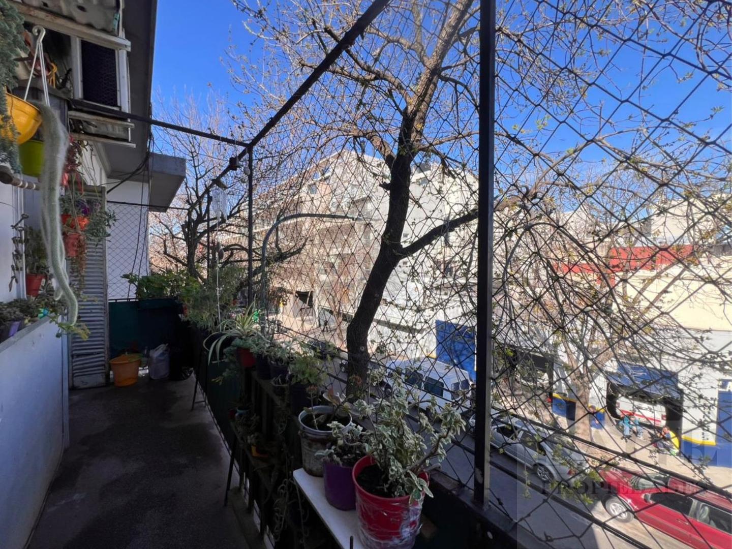 DEPARTAMENTO 2 AMB AL FRENTE CON BALCON CORRIDO