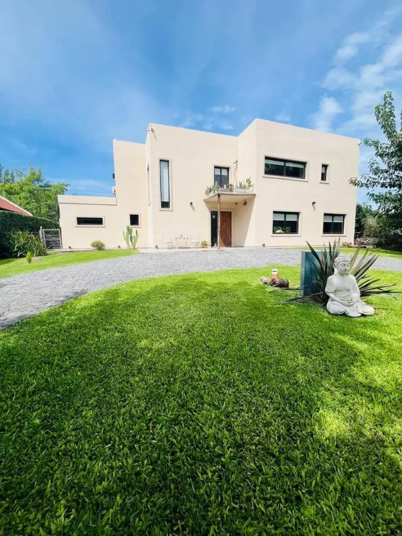 Hermosa Casa Tipo Chalet En Venta En Altos De Manzanares
