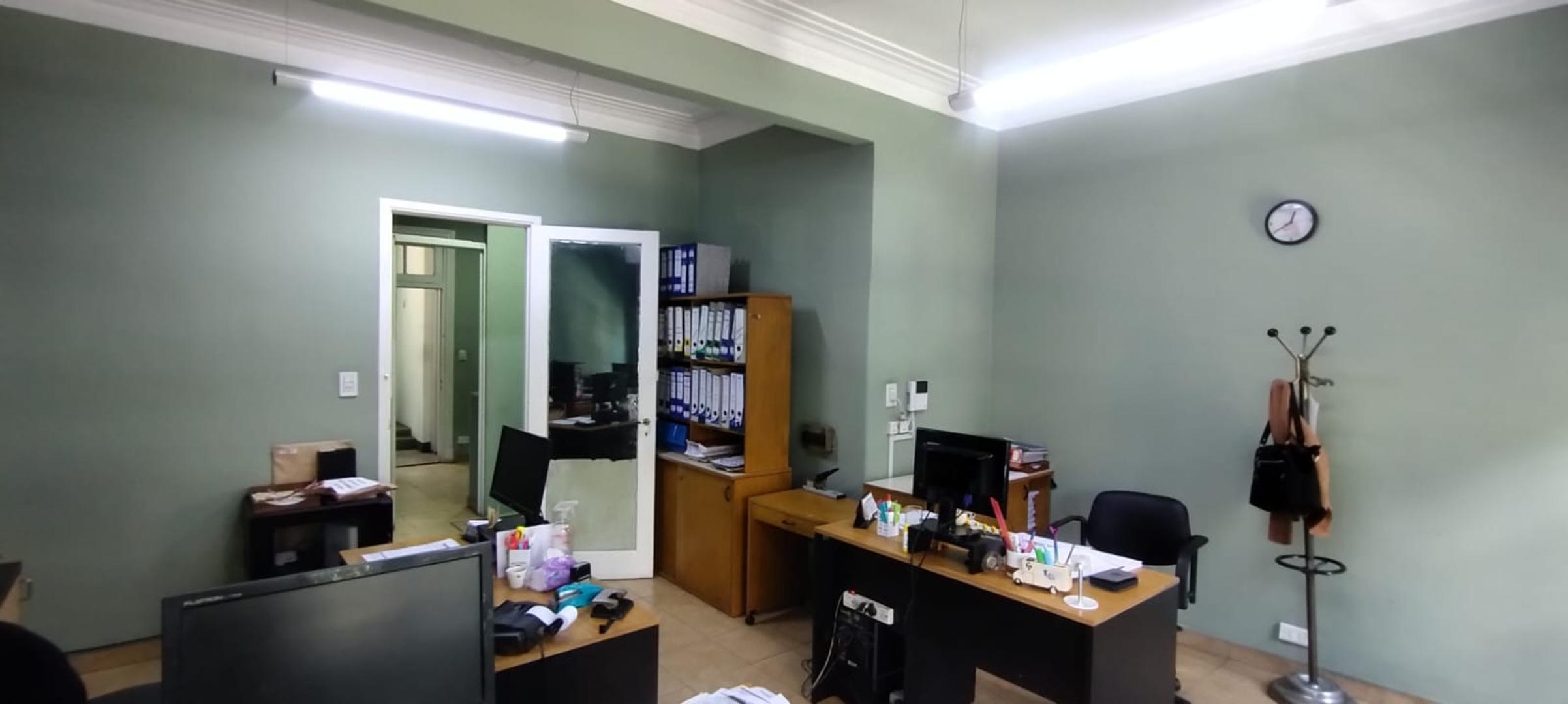 OFICINA EN EXCELENTE UBICACION COMERCIAL- 3 AMB PISO UNICO