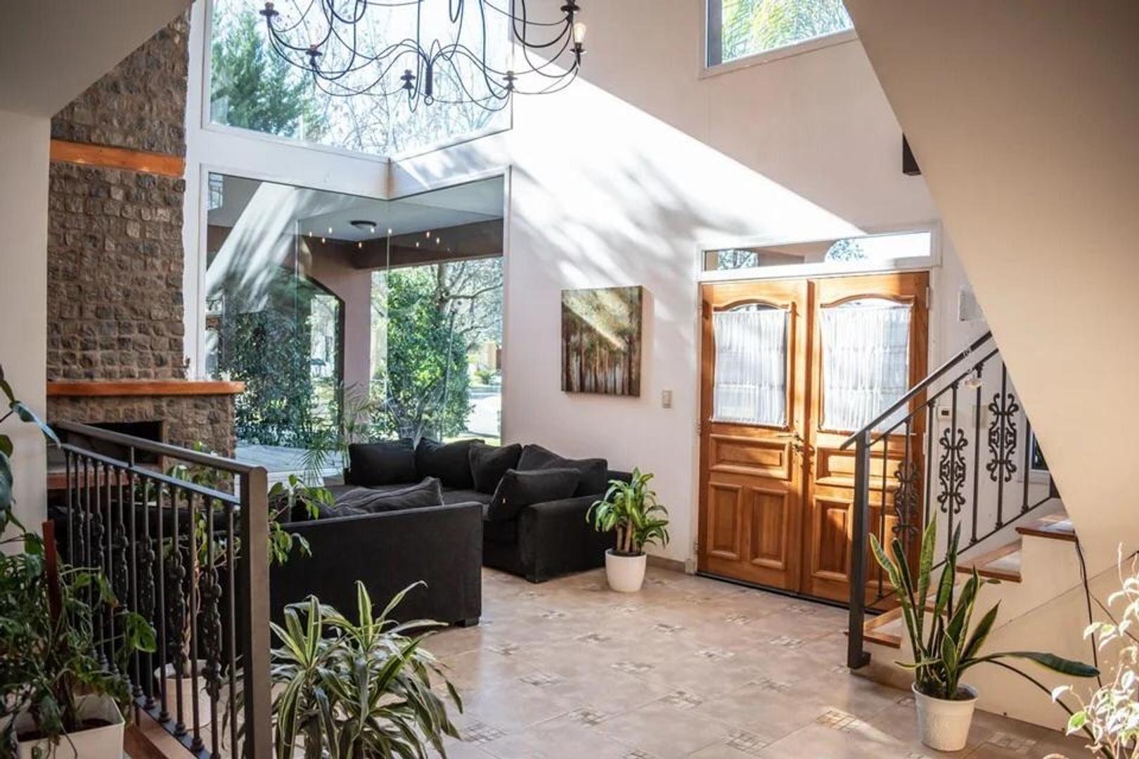 Casa en Venta con 2 cocheras