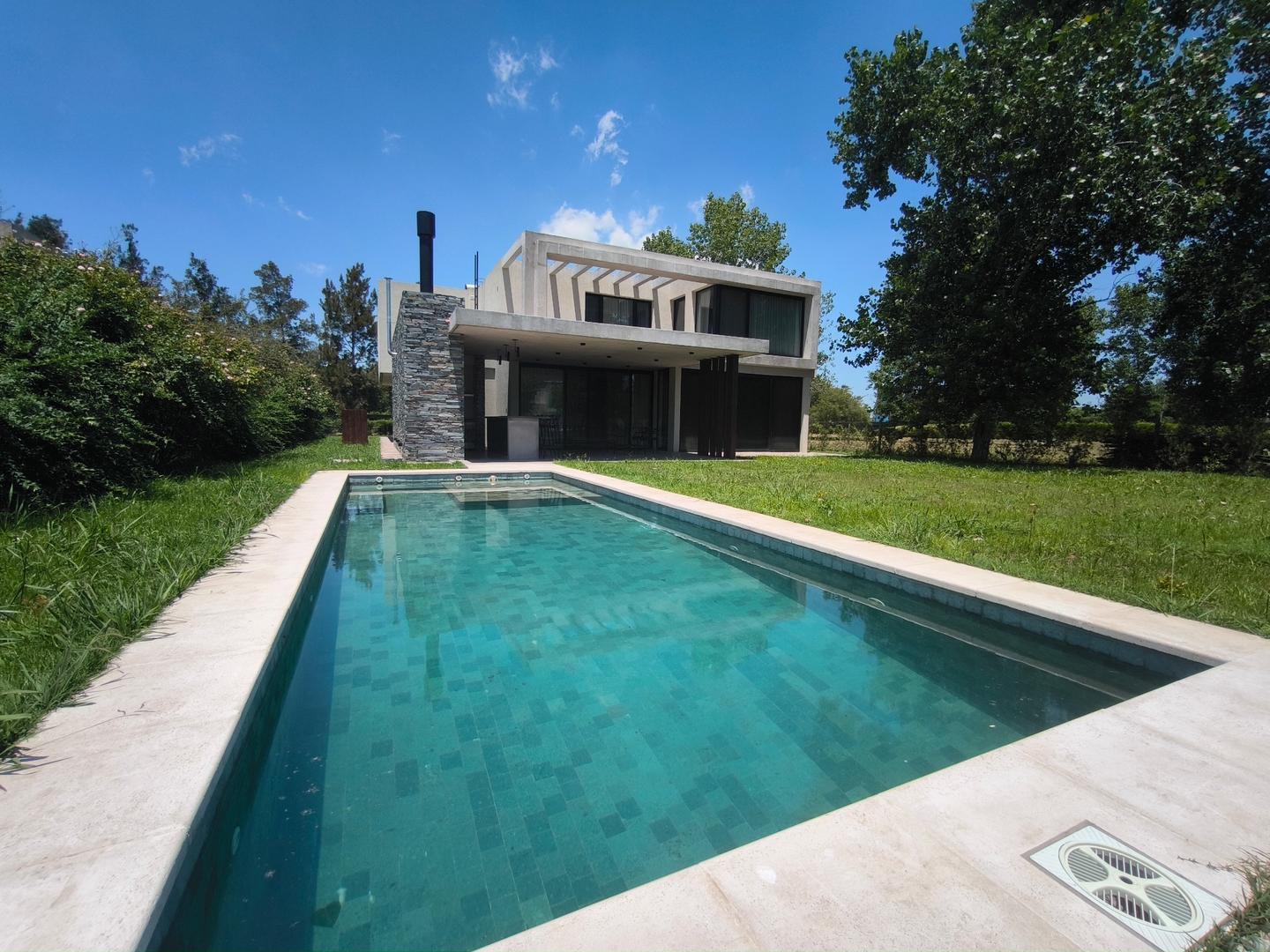 Casa en Venta con 4 cocheras