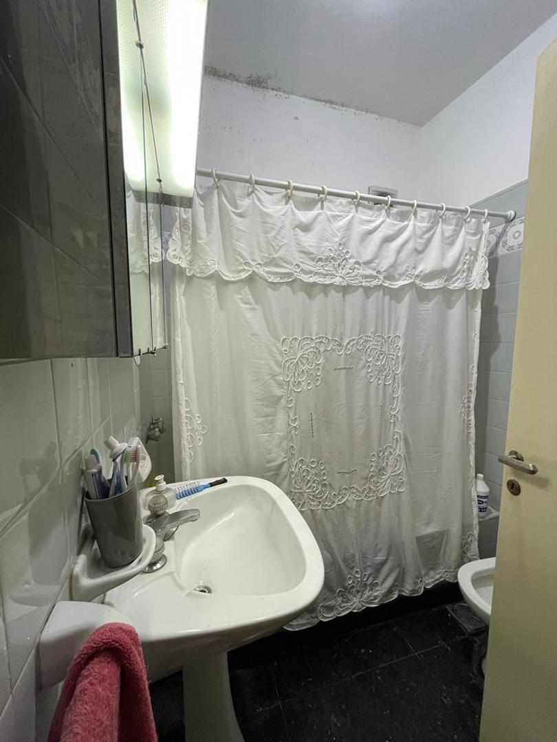 Amplia casa con garage pasante y cuatro dormitorios