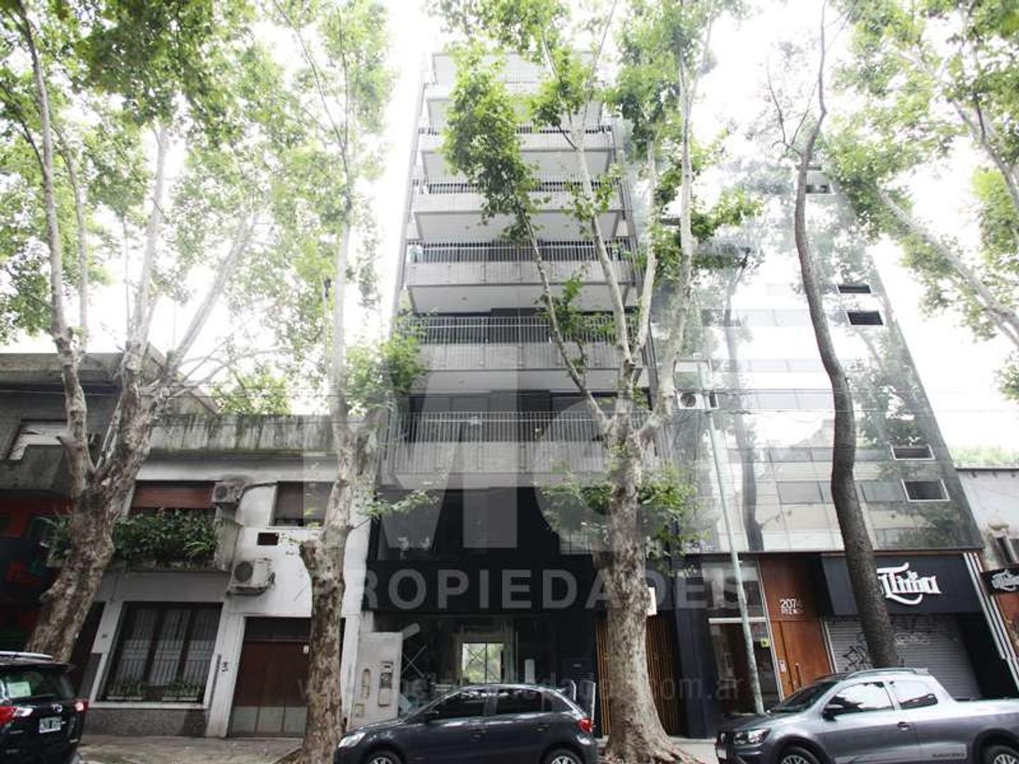 lindisimo y amplio monoambiente con patio y balcon