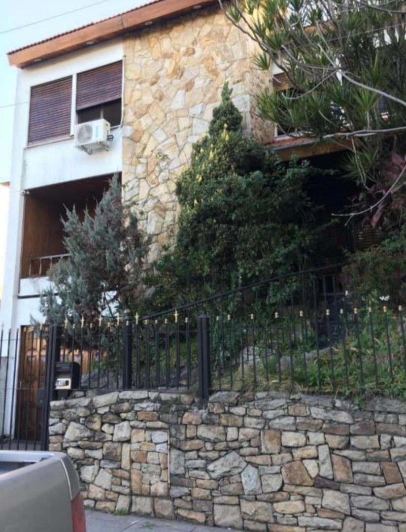 VENTA DE EXCELENTE CHALET con COCHERAS + PATIO CON QUINCHO Y