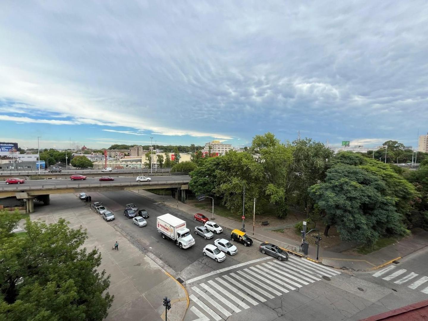 Semipiso 4 ambientes a la calle con balcón francés