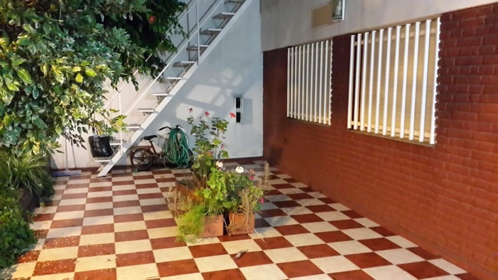 Hermosa casa en una planta en impecable estado.