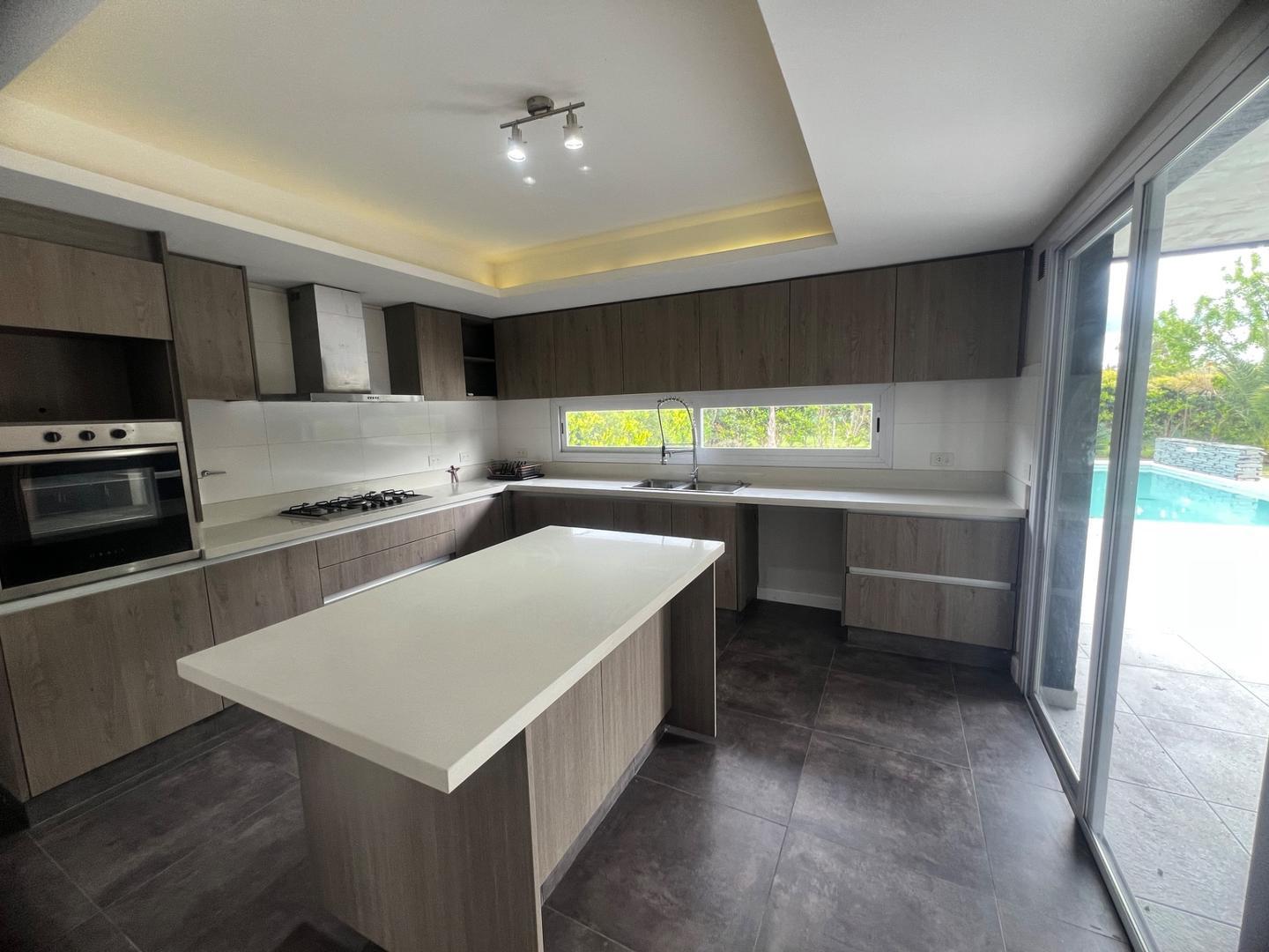 Casa en Venta con 5 cocheras
