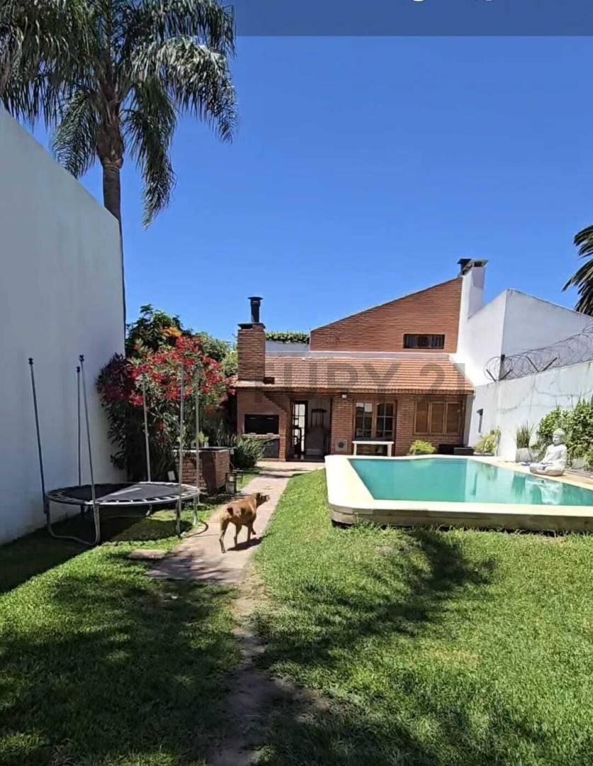 Casa 10 ambientes con 2 baños