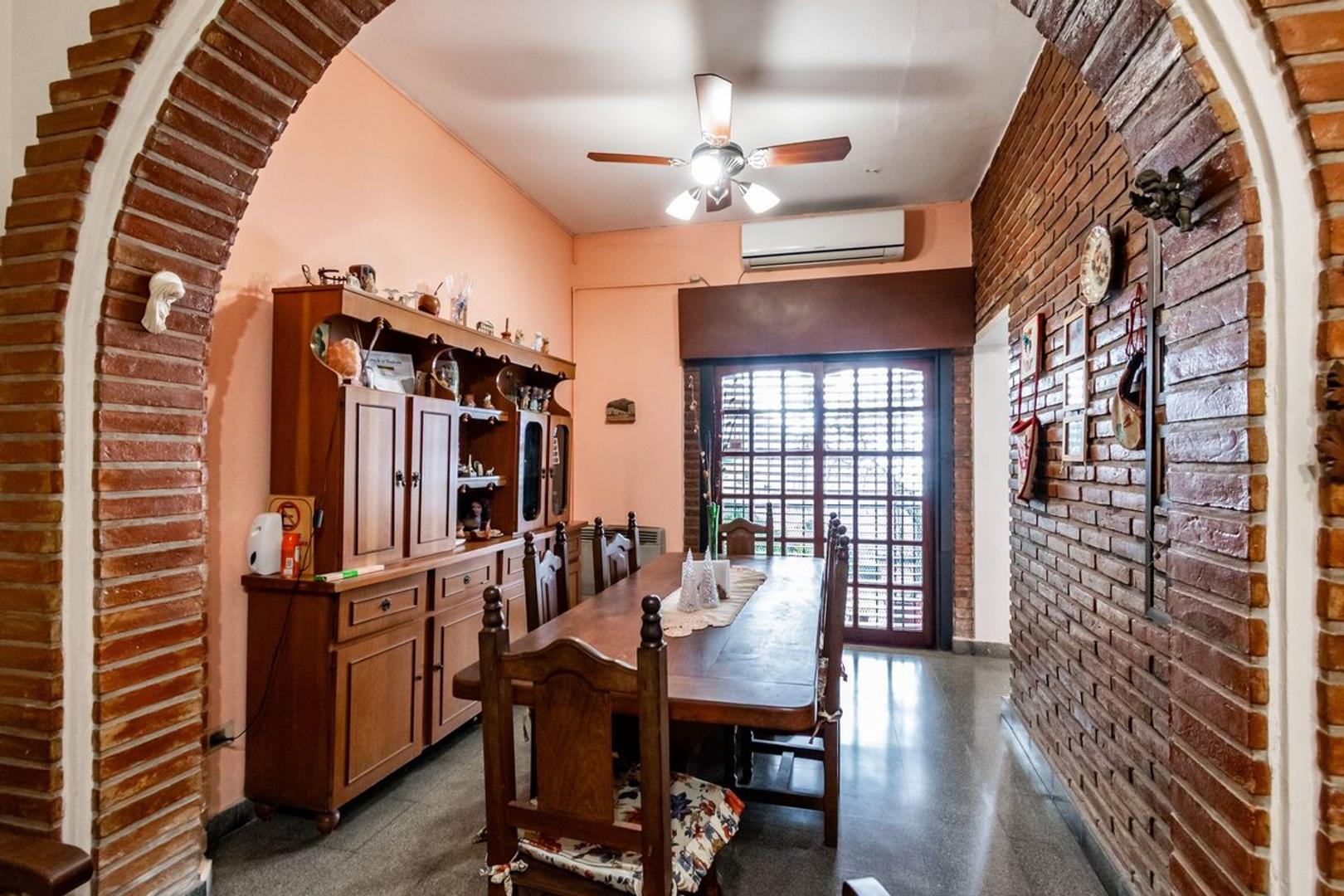 VENTA CASA DE 3 AMB. EN VILLA MAIPUCON CON LOCAL