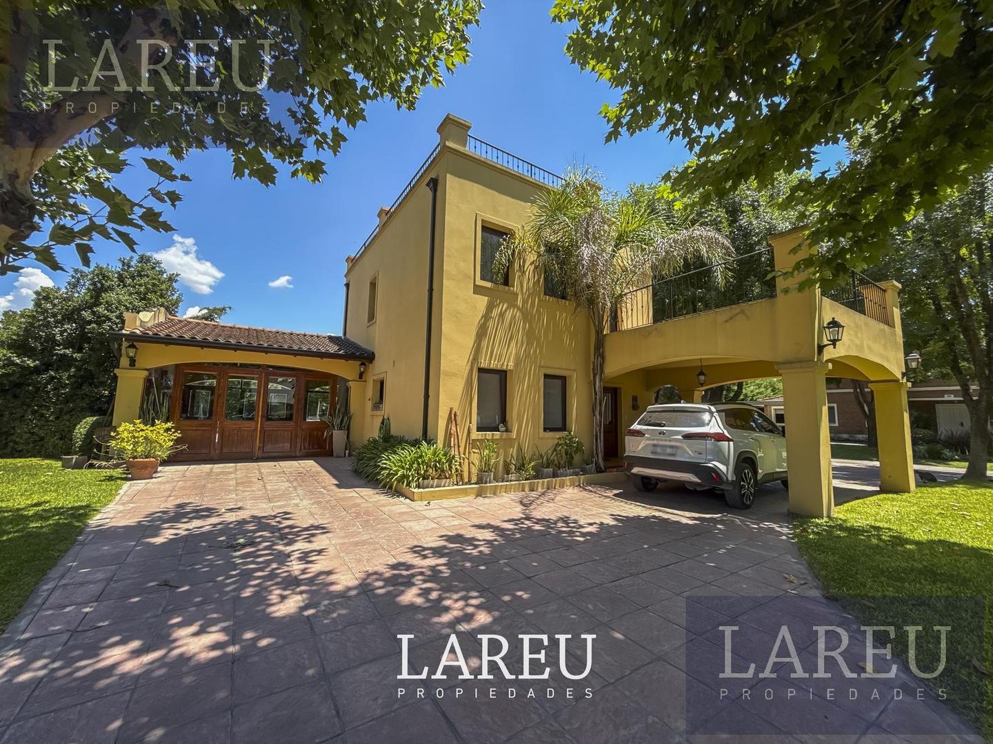 Casa en Venta con 2 cocheras