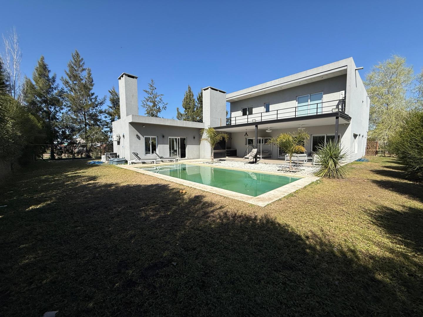 Casa en Alquiler con 6 cocheras