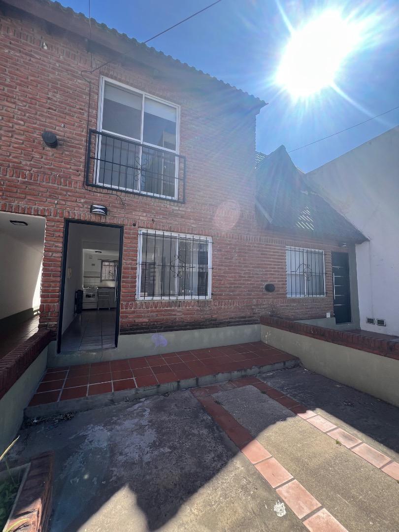 Duplex en alquiler de tres ambientes