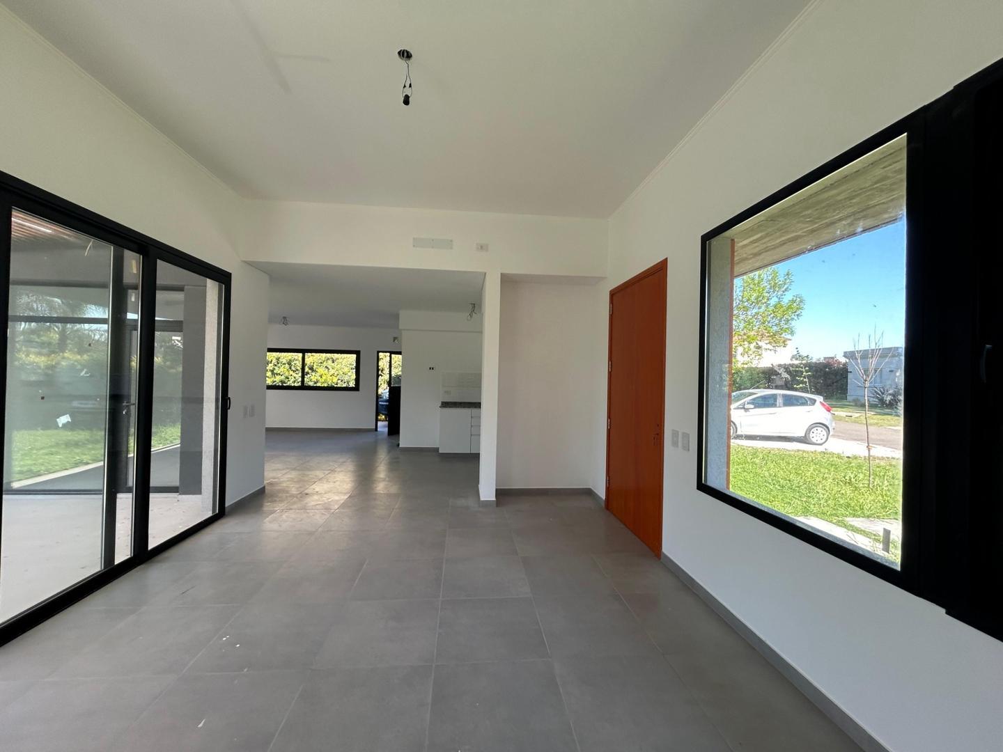 Casa 4 ambientes con 3 baños