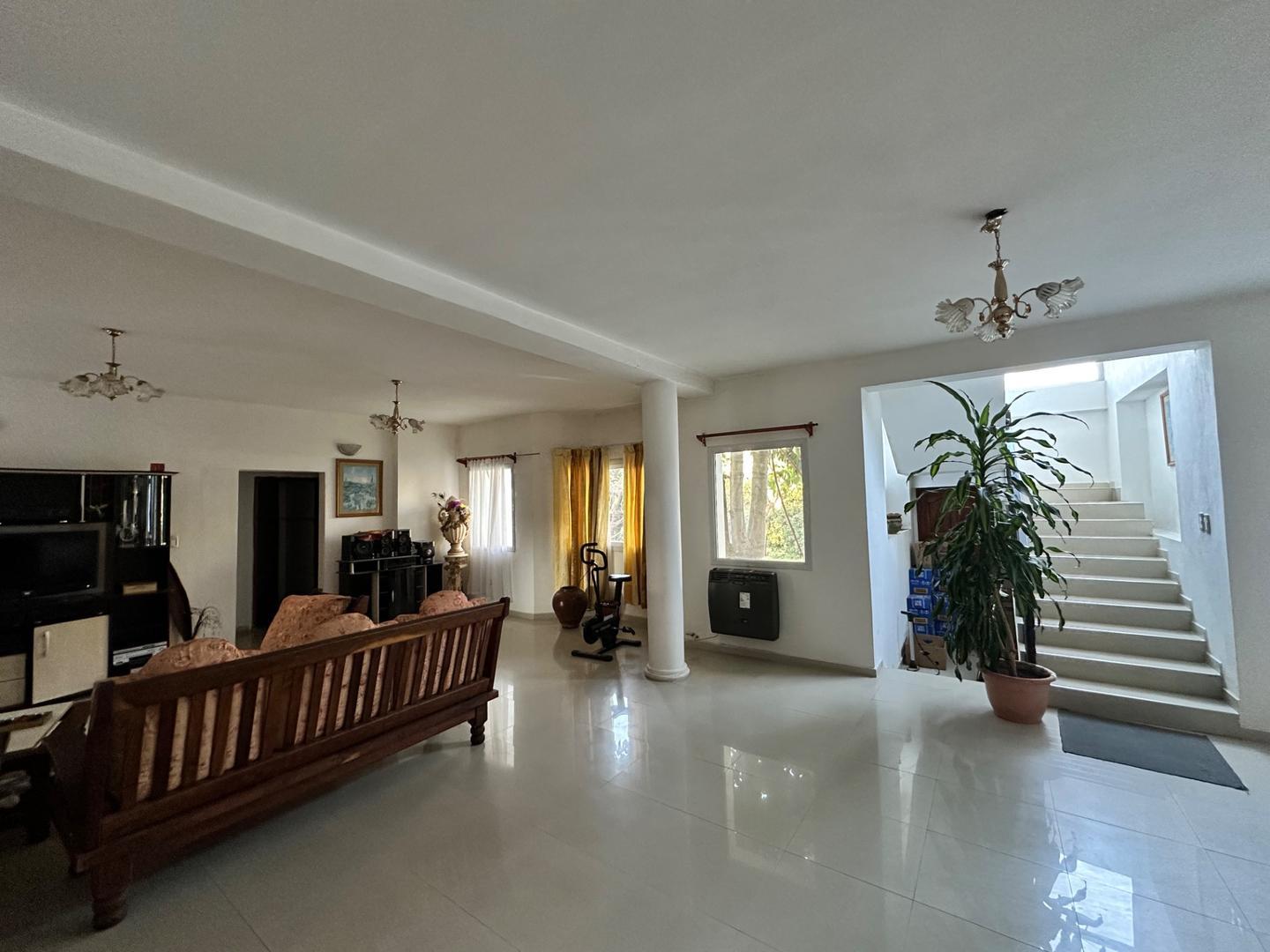 Casa 8 ambientes con 4 baños