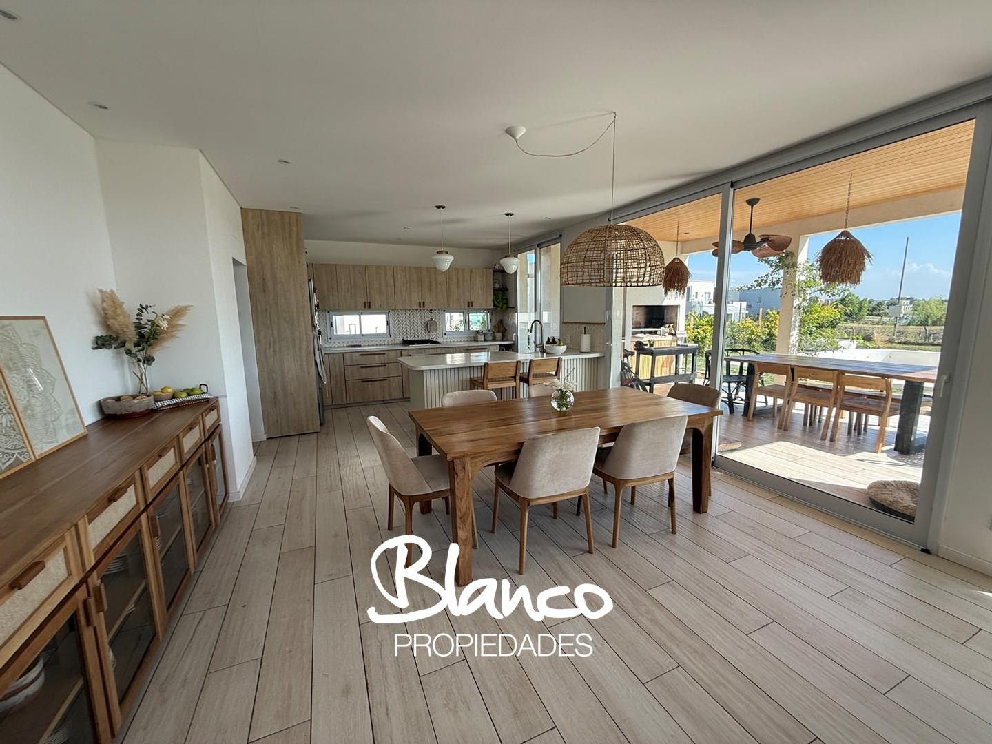 Casa en Alquiler con 2 cocheras