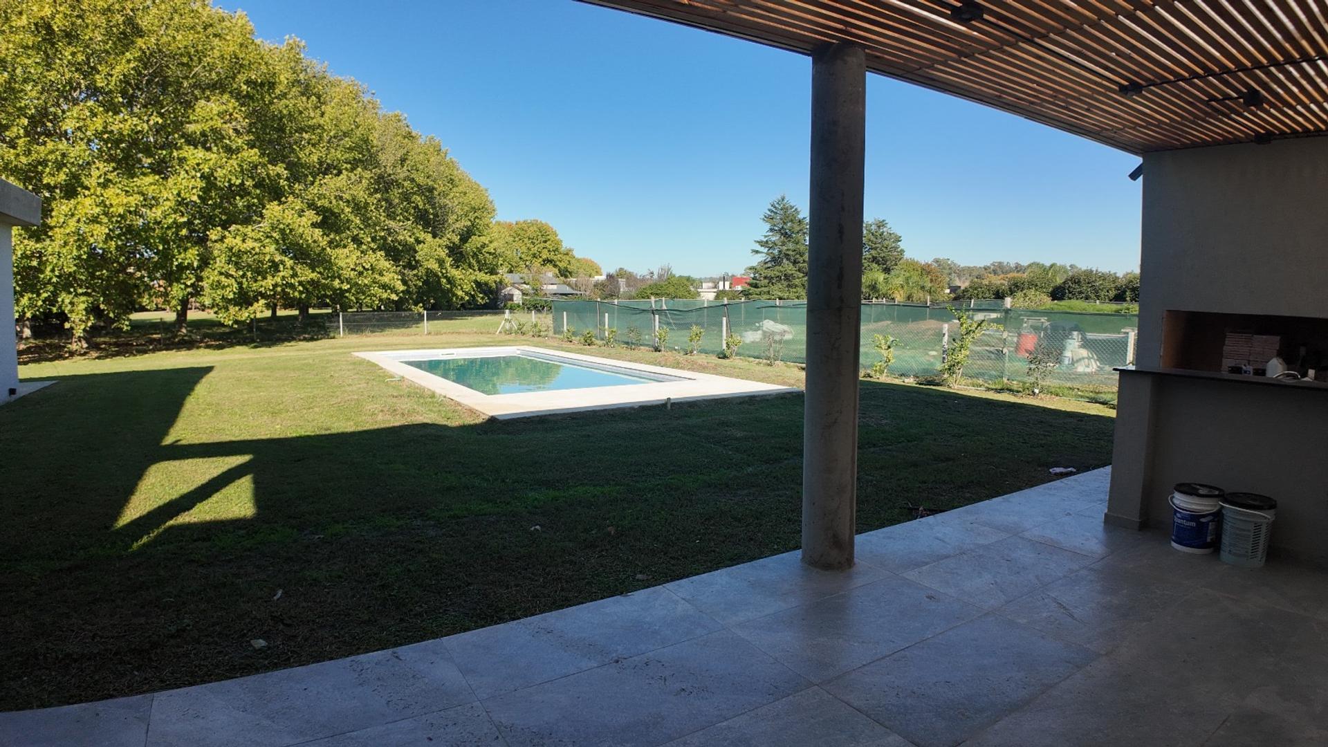 Casa en Venta con 4 cocheras