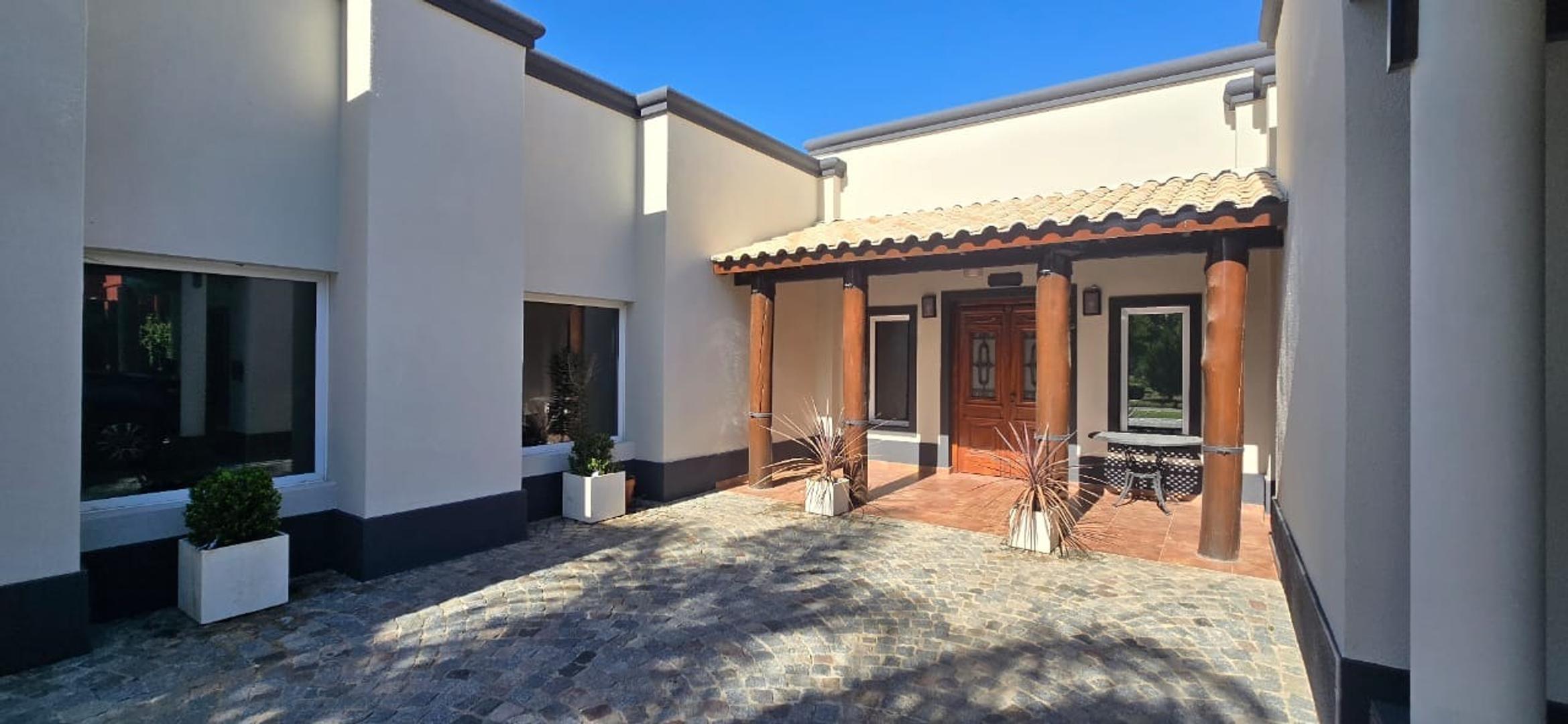 Casa en Venta con 2 cocheras