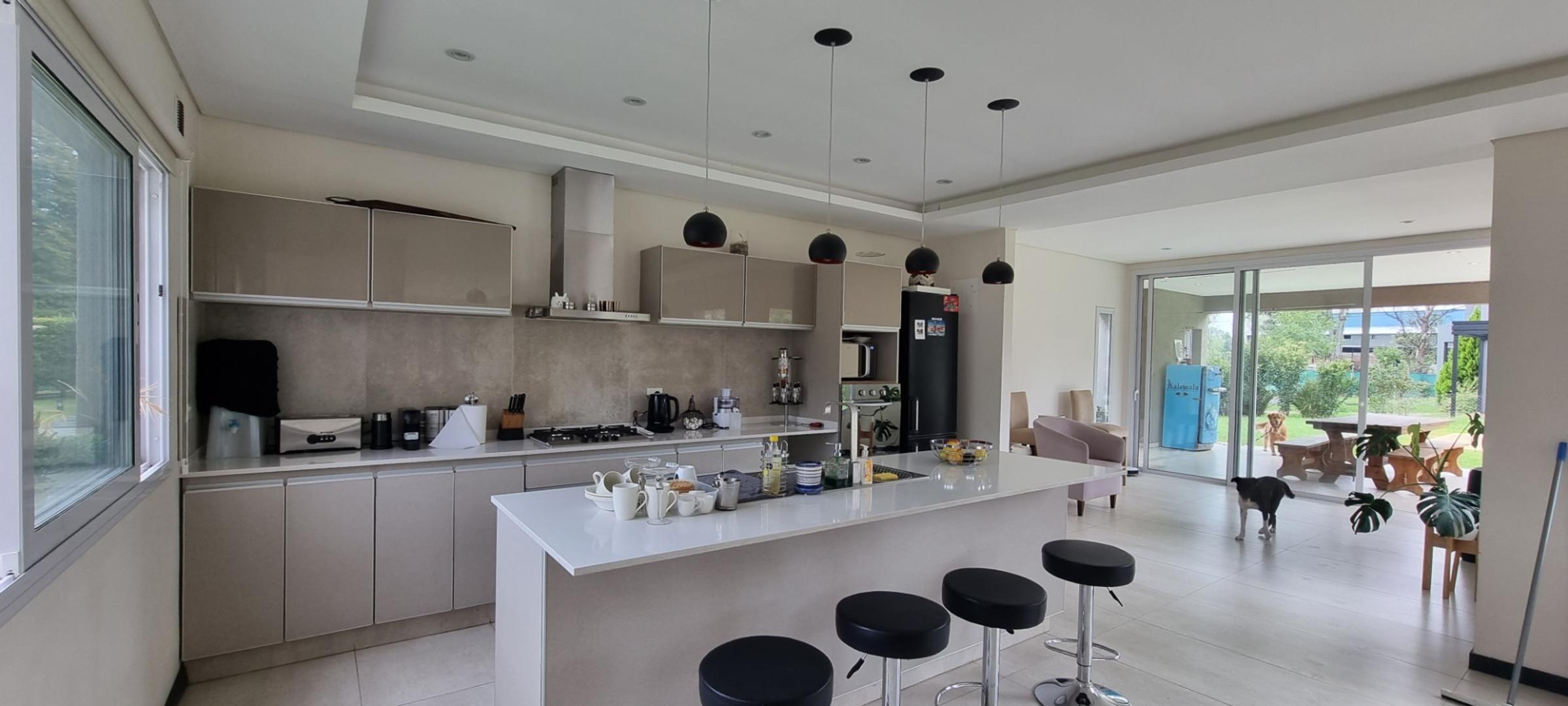 HERMOSA CASA EN WESTON