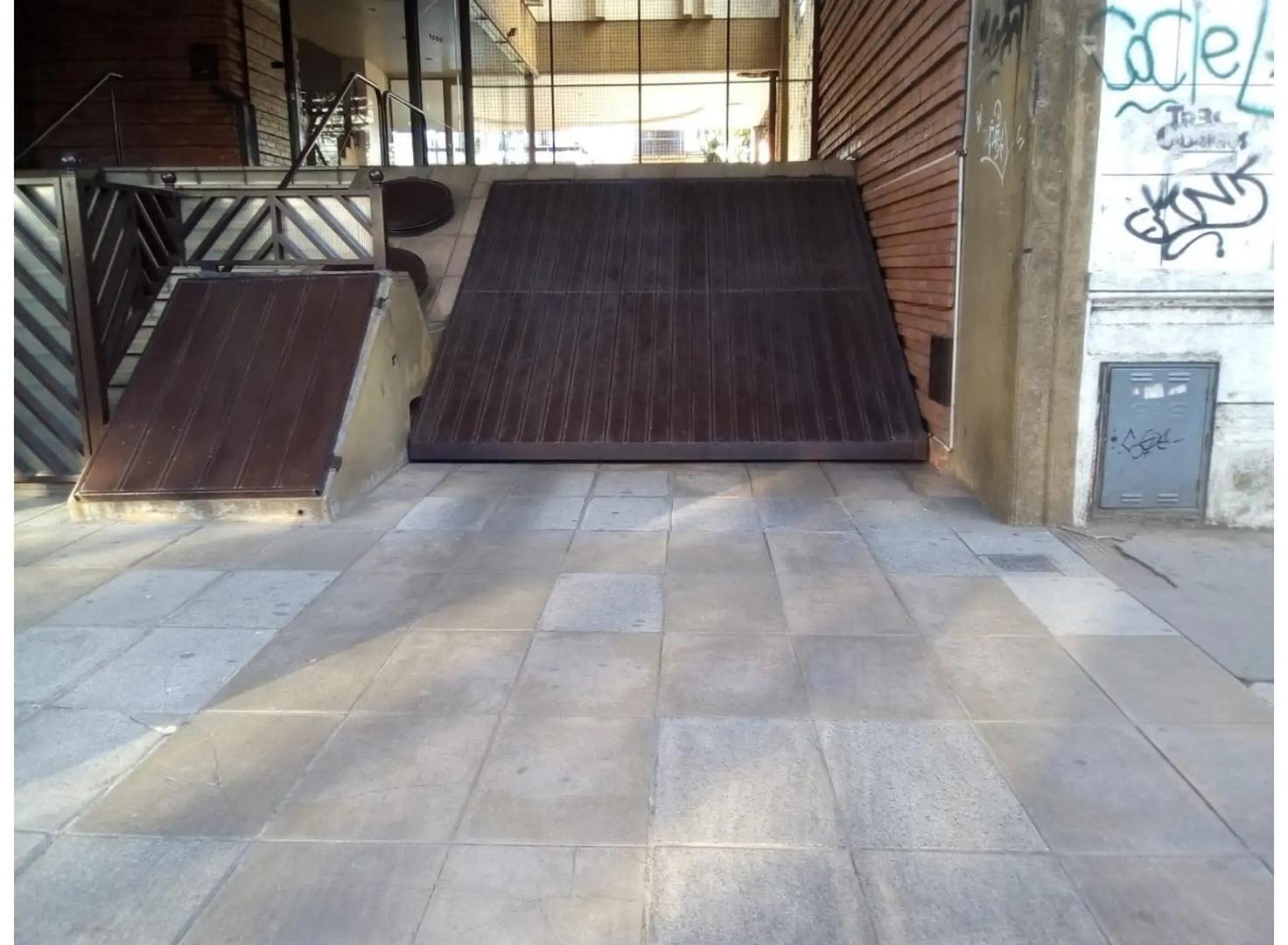 EXCELENTE COCHERA CUBIERTA CÉNTRICA