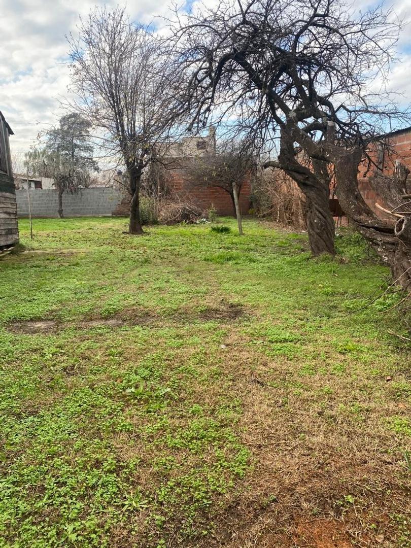 Casa en venta sobre dos Lotes de 10x30 Perito Moreno 33