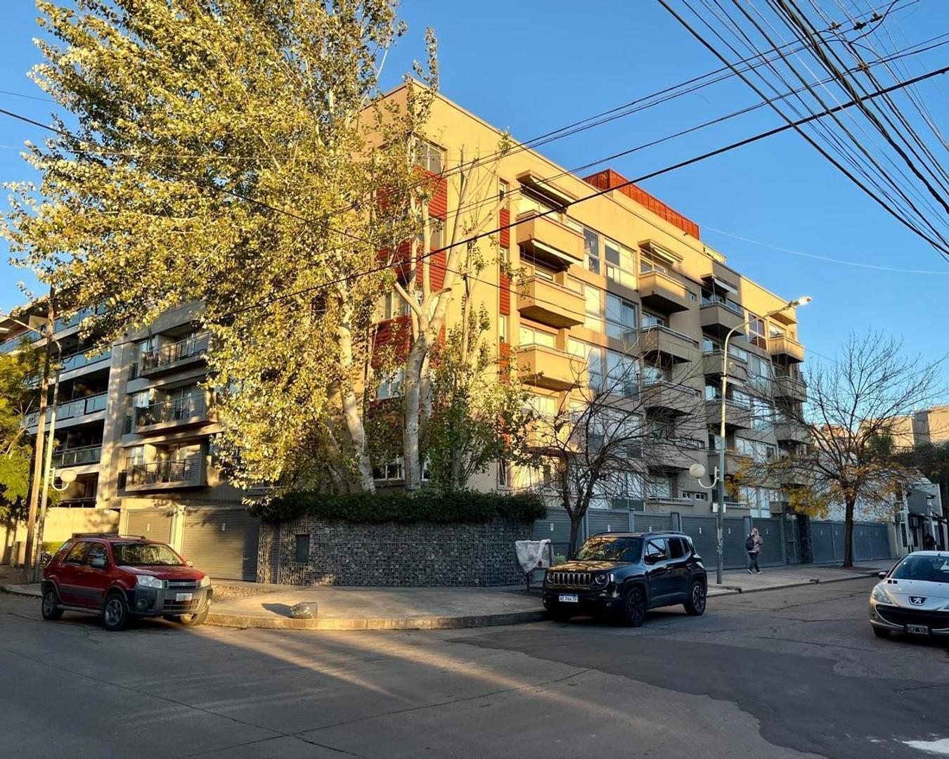 Departamento de tres ambientes con cocheras en Castelar Nort