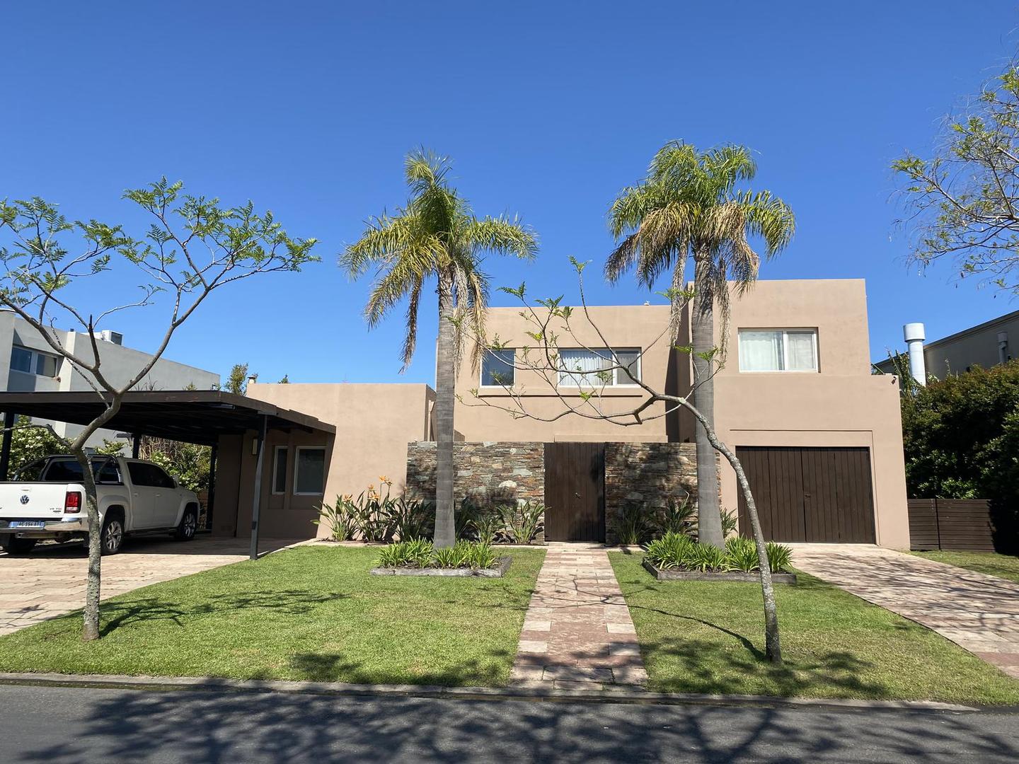 Casa 7 ambientes con 4 baños