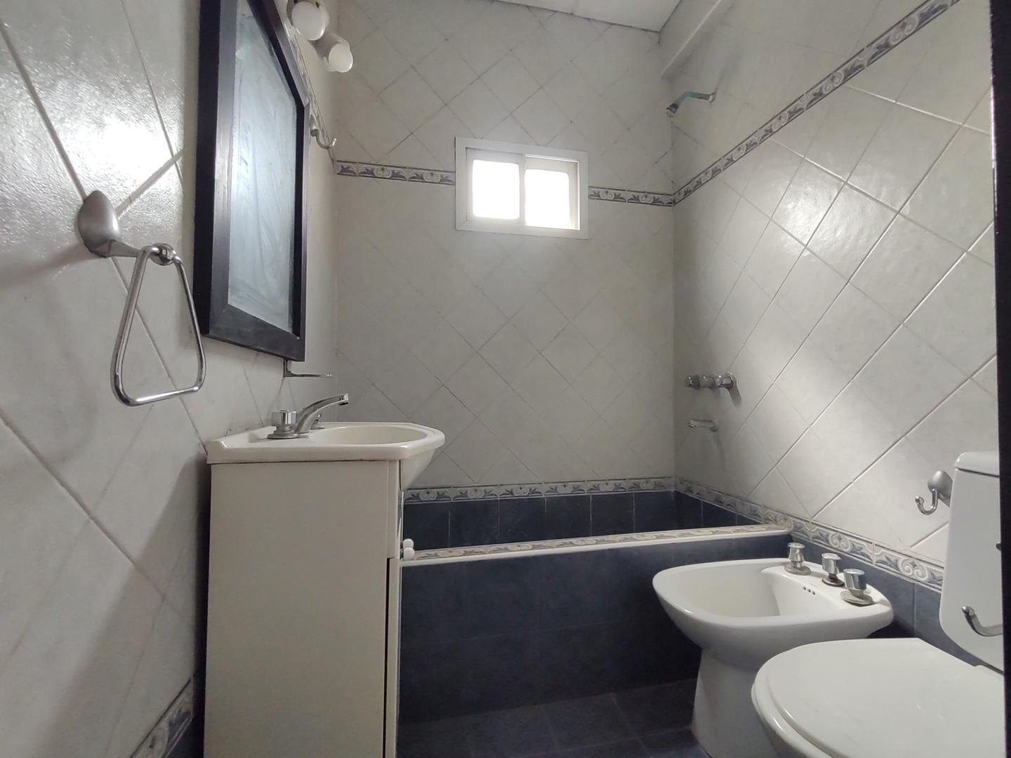 Casa en Alquiler con 3 cocheras