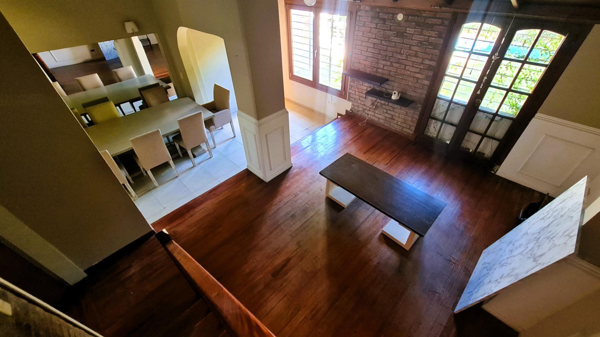 Casa en Venta con 3 cocheras