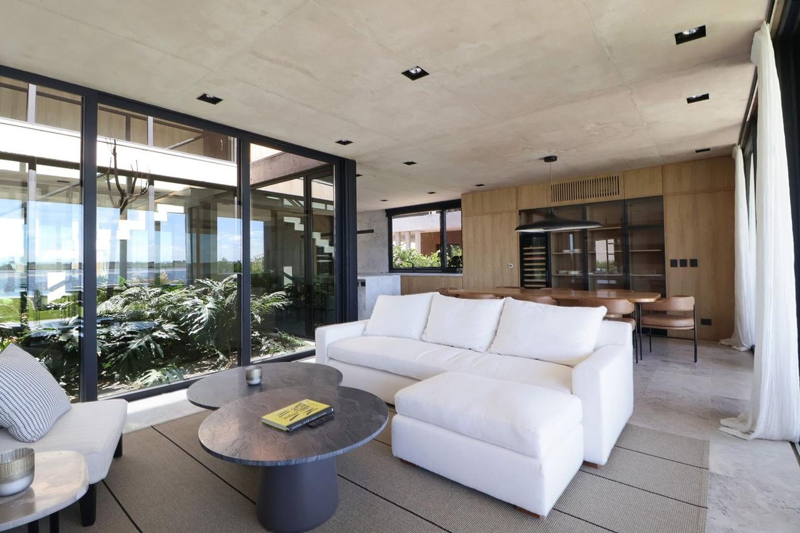 Casa en Venta con 5 cocheras