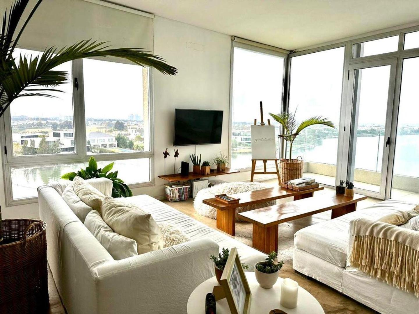 Departamento duplex en esquina, con pileta y parrilla.
