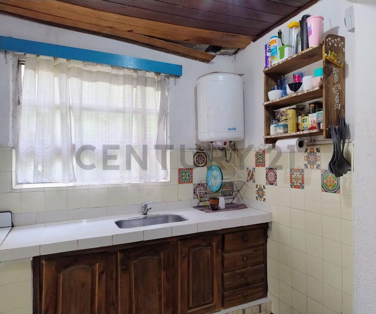 Encantadora casa-quinta de 4 ambientes con pileta y quincho. Parque de 832.50 m2. Merlo